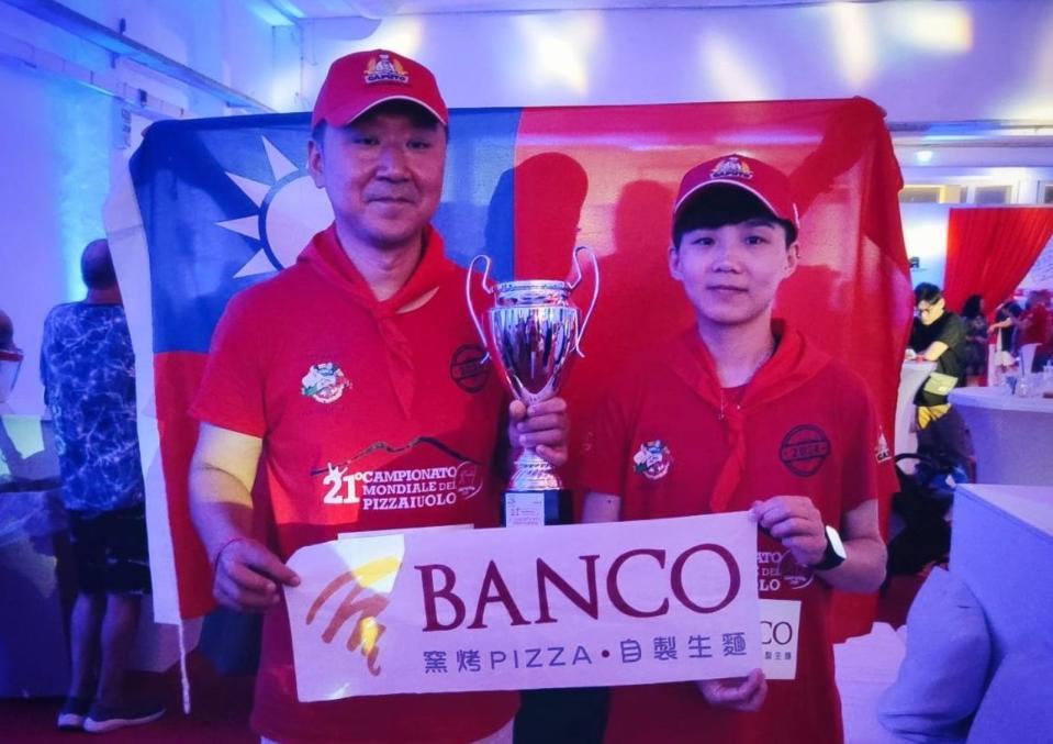 三商餐飲集團旗下的「BANCO窯烤pizza自製生麵」組隊遠赴義大利參加「第21屆CAPUTO盃世界披薩職人錦標賽」，靠著「金鑽鳳梨醬煙燻火腿披薩」勇奪創意披薩世界季軍。（翻攝自BANCO臉書粉專）