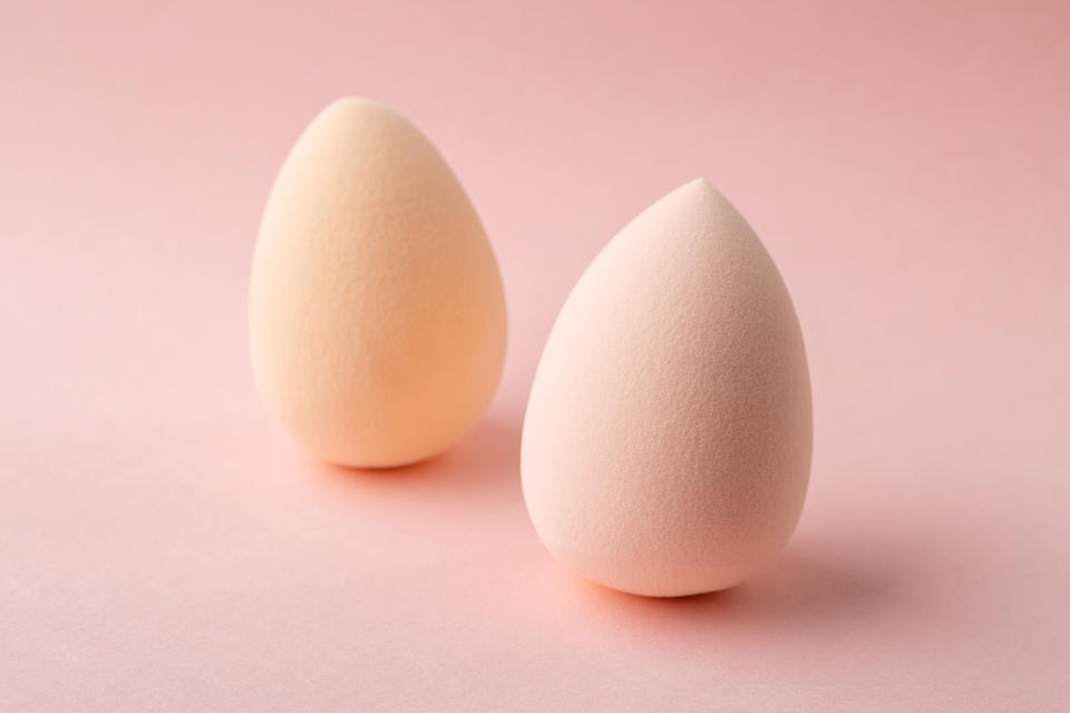 美妝蛋的氣孔比較細緻，可以打造出陶瓷肌妝感。（圖片來源：Getty Image）