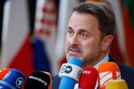 <p>El primer ministro luxemburgués, Xavier Bettel, tiene uno de los salarios más altos de entre los máximos mandatarios europeos, 19.460 euros al mes, pero si lo comparamos con el sueldo medio de Luxemburgo, es de 5,3 veces. (Foto: Ludovic Marin / AFP / Getty Images).</p> 