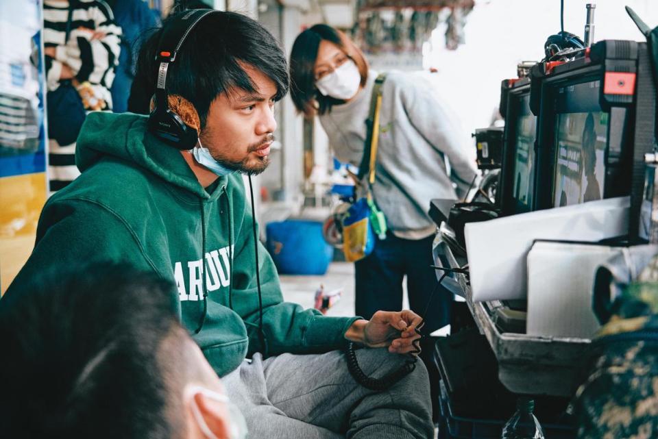 導演陳健朗（左）在拍片現場精準掌握時間，在18天內殺青。（CatchPlay提供）