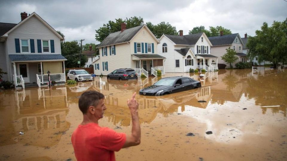 Un hombre en medio de una inundación