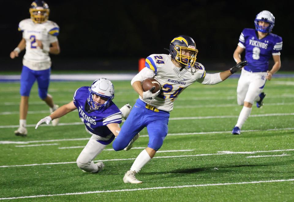 Ida's Wyatt Dirkmaat eludes Dundee tackler Ethan Layton during Ida's 14-7 victory Friday night.