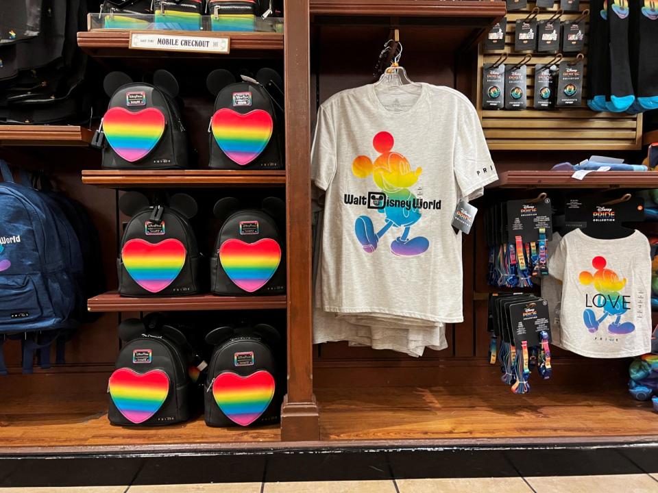 佛州迪士尼樂園裡販售的周邊商品，彩虹配色代表對LGBTQ的支持。圖為2022年7月30日。路透社