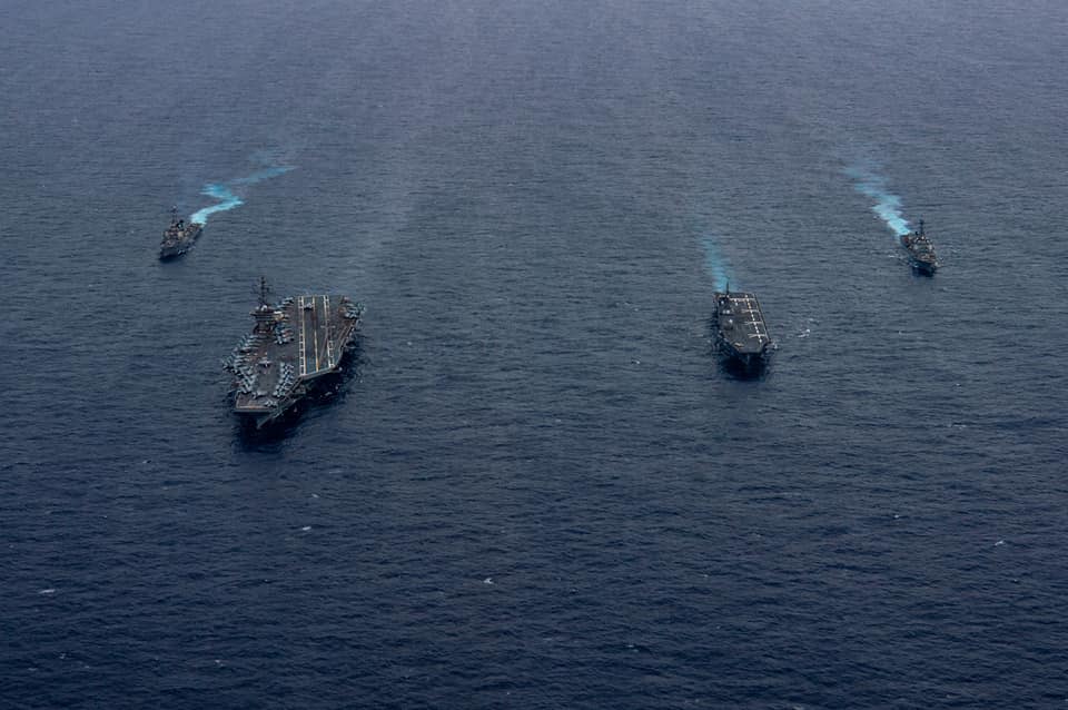 美軍超級核動力航母尼米茲號（左二）最多可搭載90架飛機，27日在臉書公布率領包括韋恩•E•邁耶號導彈驅逐艦等打擊群，與韓軍會師濟州島以南演練。   圖：翻攝自尼米茲號臉書