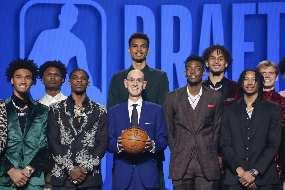 O comissário da NBA, Adam Silver, posa para uma foto com as escolhas da primeira rodada do draft da NBA no Barclays Center em Nova York em 23 de junho de 2023. (AP Photo/John Minchillo)