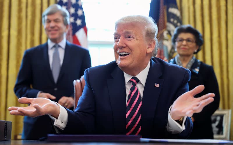 El presidente de Estados Unidos, Donald Trump, participa en la ceremonia de firma del proyecto de ley de alivio del coronavirus en la Casa Blanca en Washington.