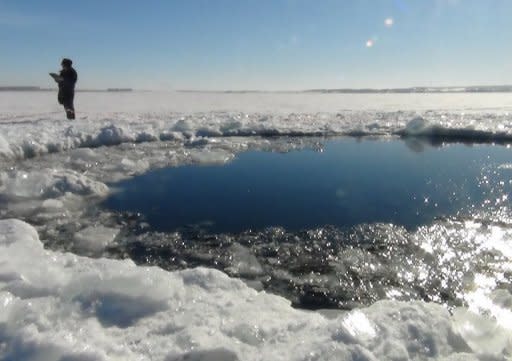 Russische Forscher haben Teile des am Freitag über dem Uran niedergegangenen Meteoriten untersucht. Der Hauptteil des Himmelskörpers wird aber weiter in einem See vermutet. Beim Absturz des Meteoriten waren 1200 Menschen verletzt worden