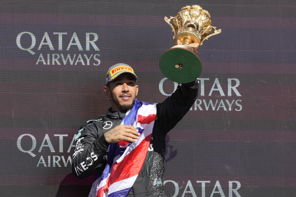 El piloto de Mercedes Lewis Hamilton celebra en el podio tras ganar el Gran Premio Británico en Silverston el domingo 7 de julio del 2024. (AP Foto/Luca Bruno)