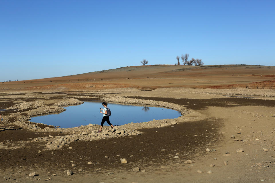 The receding waters of California's Folsom Lake in 2014, when the lake was at 17 percent of its capacity. (Photo: Robert Galbraith / Reuters)