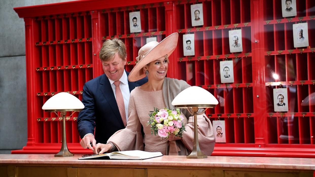 Einchecken am Set: König Willem-Alexander (l) und Königin Maxima in der Kulisse des Films «Grand Budapest Hotel» in Babelsberg: Foto: Britta Pedersen