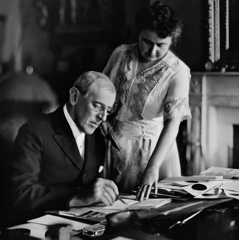 Woodrow Wilson und seine zweite Ehefrau Edith, etwa Mitte der 1910er Jahre. Edith wurde wegen ihrer zentralen Rolle, die sie während der Präsidentschaft ihres Mannes spielte, oft als „Heimliche Präsidentin“ bezeichnet. Quelle: Getty Images
