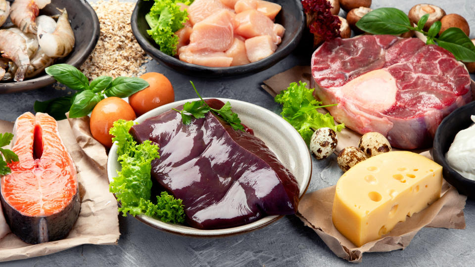 Carnes, hígado, pollo, pescado, y queso son algunas fuentes naturales de vitamina B12. (Getty Creative)