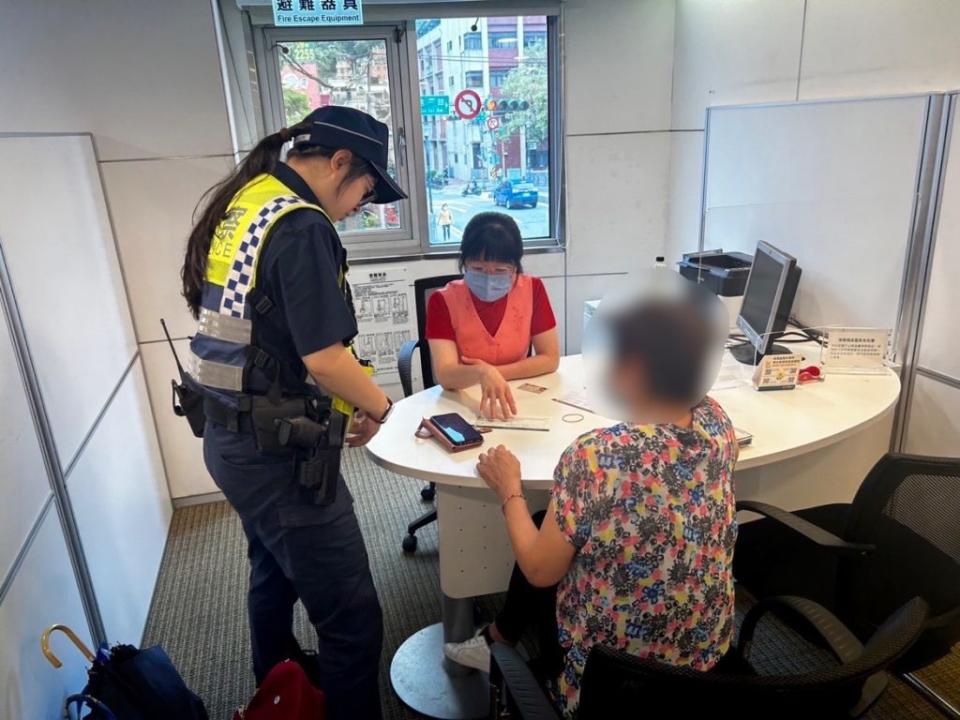 員警與行員一起勸阻婦人匯款，才讓婦人警覺遭詐騙。（記者張上耕翻攝）