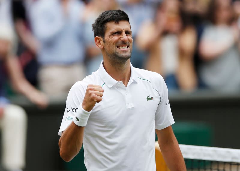 Foto del martes del tenista de Serbia Novak Djokovic celebrando tras lograr el pase a semifinales en Winbledon