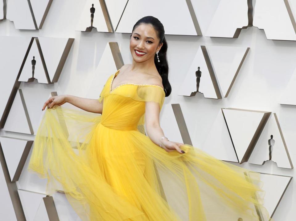 台裔女星吳恬敏的一身黃色禮服，加上拍照時轉身的姿勢，顯得相當輕盈，如果髮型也能稍微更活潑就好了。（東方IC）