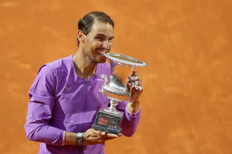 Rafael Nadal festeja con el trofeo luego de vencer a Novak Djokovic en una de las finales de Roma