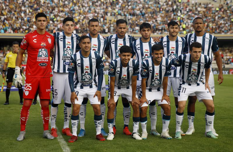 Foto de archivo de jugadores del Pachuca antes de jugar un partido del torneo mexicano