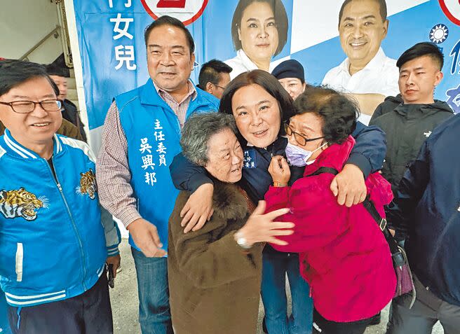國民黨金門「女戰神」陳玉珍（前中）本屆參選立委得到2萬8846票，以高達65％的得票率，順利拿下「3連霸」，在競選總部外與支持者相擁慶祝。（于家麒攝）