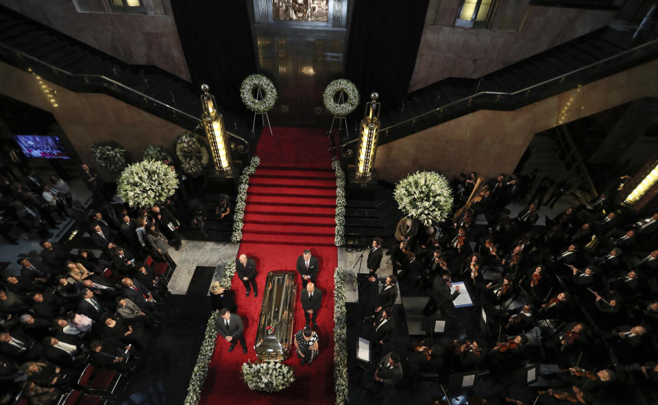 La gente se detiene junto al ataúd que contiene restos del intérprete mexicano José José durante un homenaje en el Palacio de Bellas Artes en Ciudad de México el miércoles 9 de octubre de 2019. (AP Foto/Fernando Llano)