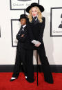 <p>Un año antes compartió estilismo con su hijo en la alfombra roja de los Grammy. Ambos lucieron un esmoquin de Ralph Lauren. (Foto: Gtres). </p>