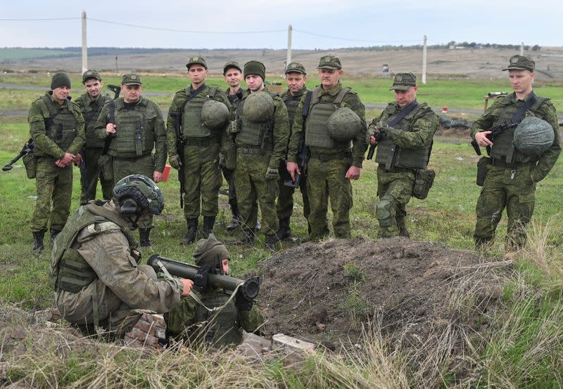 Reservistas recién movilizados participan en un entrenamiento en un campo de tiro en el óblast de Rostov, Rusia