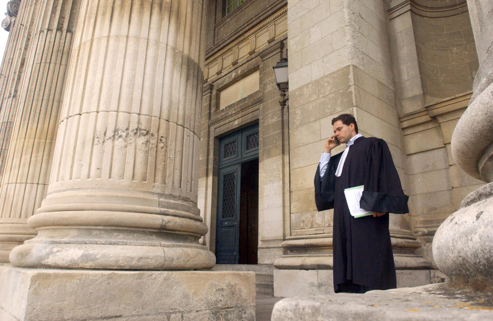 Un avocat devant le palais de justice d'Angers (Photo by ALAIN JOCARD/AFP via Getty Images)