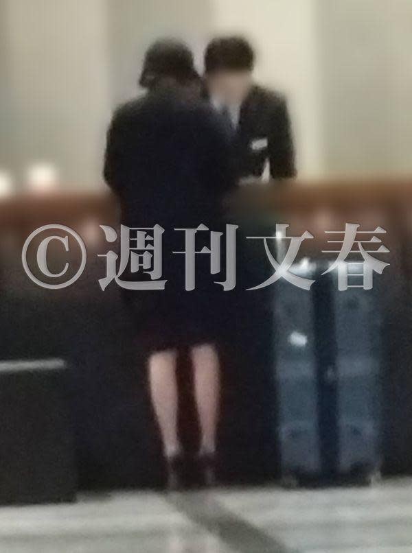 廣末涼子被《週刊文春》直擊現身東京都內某高級飯店，似乎是跟鳥羽周作過夜。（圖／翻攝自《週刊文春》）