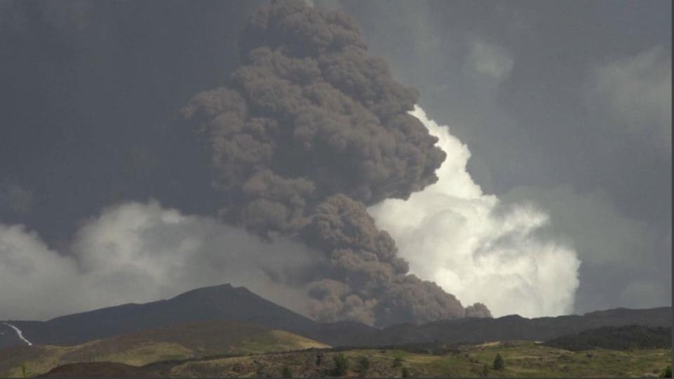 D'impressionnantes colonnes de fumées sortent du volcan italien de l'Etna, dimanche 24 octobre 2021 - BFMTV