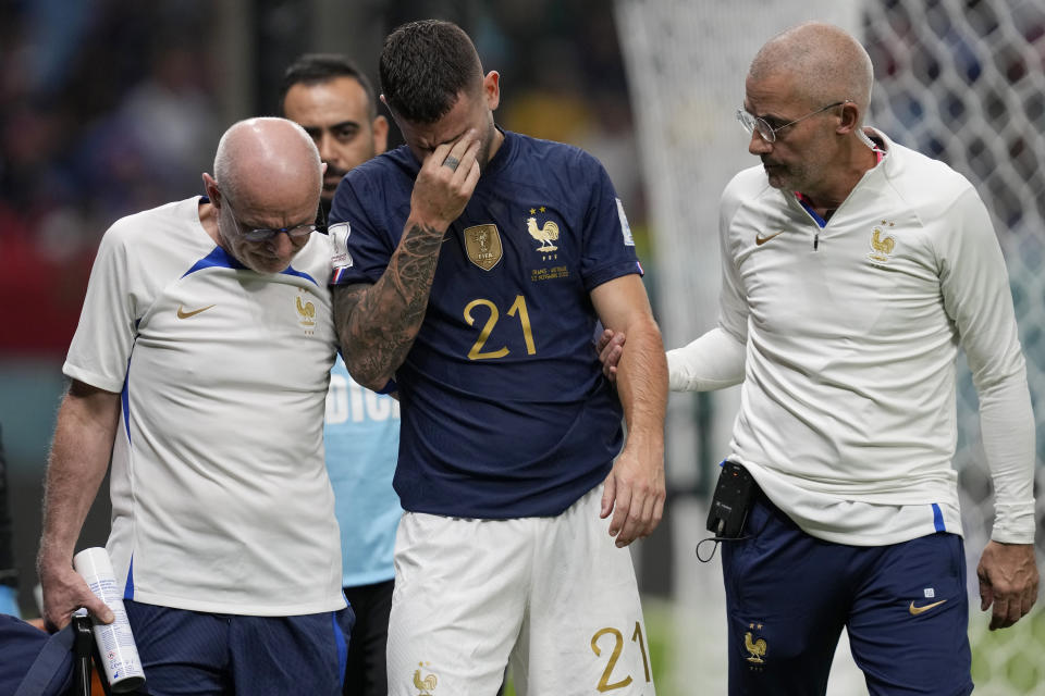 El francés Lucas Hernández abandona el terreno de juego tras lesionarse en el partido del Grupo D del Mundial que enfrentó a Francia y Australia, en el estadio Al Janoub, en Al Wakrah, Qatar, el 22 de noviembre de 2022. (AP Foto/Thanassis Stavrakis)