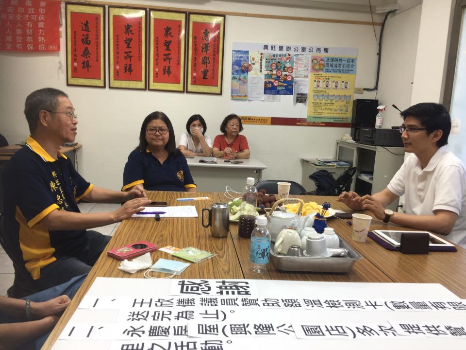 風向新聞祕書長曾獻瑩（右）率領團隊專訪陳忠榮里長（左），鄰長孫成華（左二）和熱心里民等人陪同接受訪問。