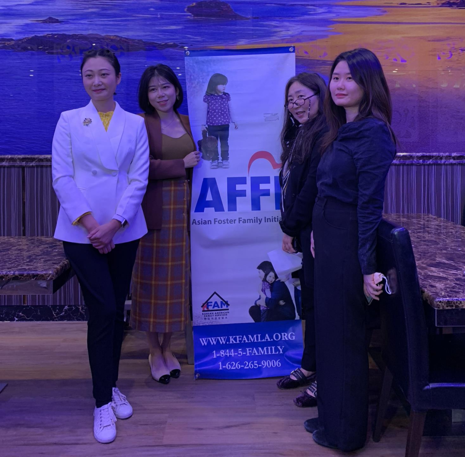 AFFI工作人員欣喜宣布拿到第一張專注亞裔的領養執照，左起：社工Crystal Huang，社工Jamie Yang，主管Alice Lee。（記者劉子為／攝影）