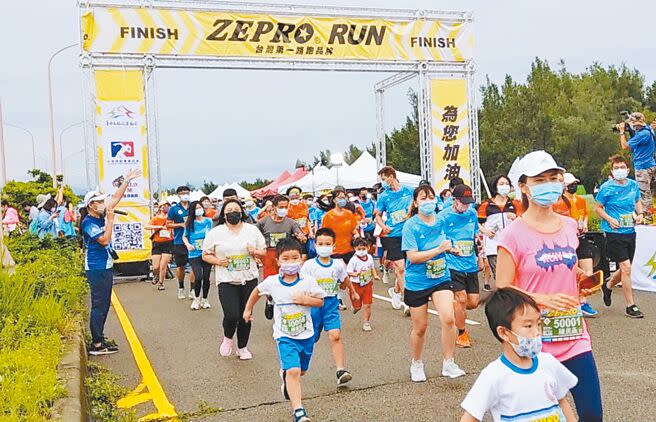 台灣運動賽事協會主辦的「2022 ZEPRO CITY RUN城市路跑」台中場，昨天在清水區北堤路和環港北路交叉口舉行，吸引逾2000位跑友及親子參加！（陳世宗攝）