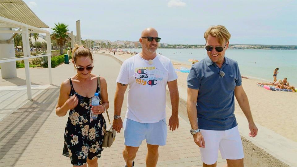 Auf Mallorca erkundet Detlef Steves (Mitte) mit Ehefrau Nicole und Manager Markus Krampe den Ballermann. (Bild: RTL)