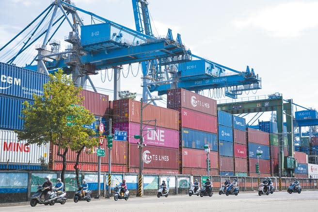 財政部昨日公布2021年海關進出口貿易初步統計，全年4464.5億美元，年增率29.4%，創5項紀錄。圖為基隆港東8至11貨櫃碼頭。（本報資料照片）