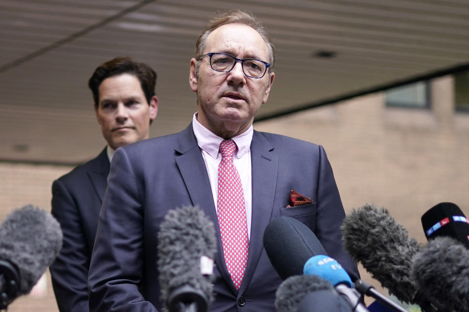 El actor Kevin Spacey se dirige a los medios de comunicación frente al Tribunal de la Corona en Southwark, Londres, el miércoles 26 de julio de 2023. Un jurado absolvió a Kevin Spacey de nueve delitos sexuales. El astro de Hollywood, de 64 años, había sido juzgada en el Tribunal de la Corona en Southwark acusado de agredir sexualmente a cuatro hombres en el período comprendido entre 2001 y 2013. (Foto AP/Alberto Pezzali)