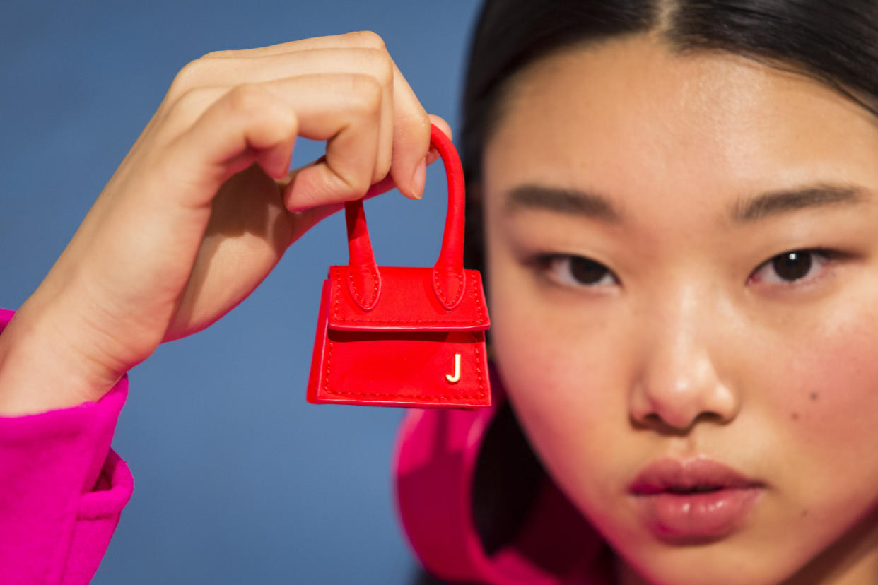 Die Mikro-Handtasche “Mini Chiquito” von Jacquemus ist der neue Schrei von der Pariser Fashion Week. (Bild: Richard Bord/WireImage)