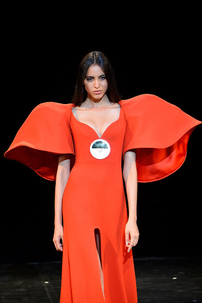 <p>No caben dudas de que la colección de Stephane Rolland para el próximo invierno será pura audacia. También, nos enamoramos de este vestido rojo con mangas voluminosas que son un sueño. – <em>Foto:</em> <em>Aurelien Meunier/Getty Images</em> </p>