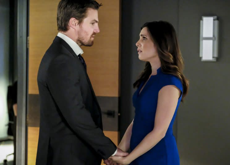 Stephen Amell as Oliver Queen and Carly Pope as Susan Williams. (Credit: Bettina Strauss/The CW)