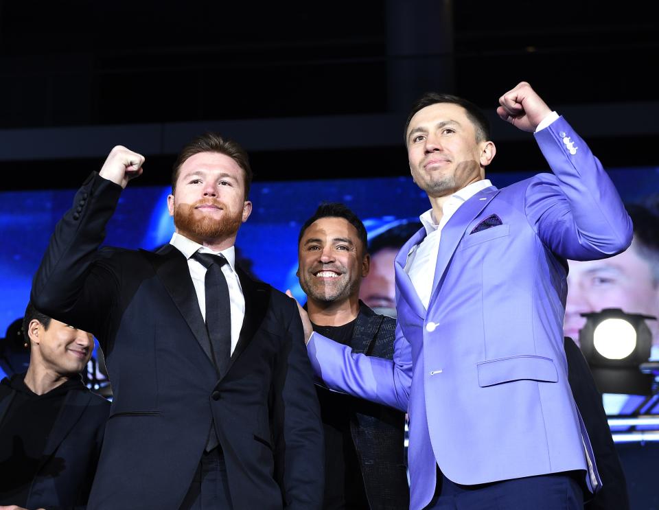 Canelo Alvarez (L) boxing promoter and former professional boxer Oscar De La Hoya (C) and Gennady Golovkin pose during a news conference (Photo by Kevork Djansezian/Getty Images)