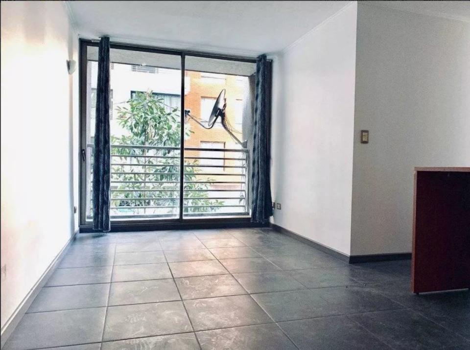 En el centro de Santiago, se vende este apartamento de dos cuartos y un baño en un segundo piso con una cotización de $70.000.000 de pesos chilenos, algo menos de 93.000 dólares. Foto: Claudio San Martin Propiedades (www.vivecurauma.cl) 