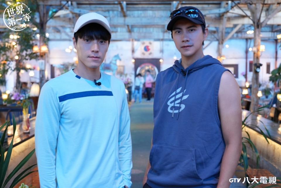 唐振剛(左)、潘君侖(右)前往韓國當地特殊的紡織咖啡廳。（圖／八大）