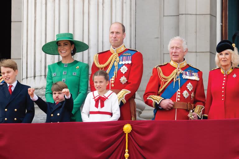 El príncipe George de Gales, el príncipe Louis de Gales, Kate, la princesa de Gales, Charlotte Princesa de Gales, el Príncipe Guillermo de Gales, el rey Carlos III y la reina Camilla en el balcón durante Trooping the Color el 17 de junio de 2023 en Londres, Inglaterra.