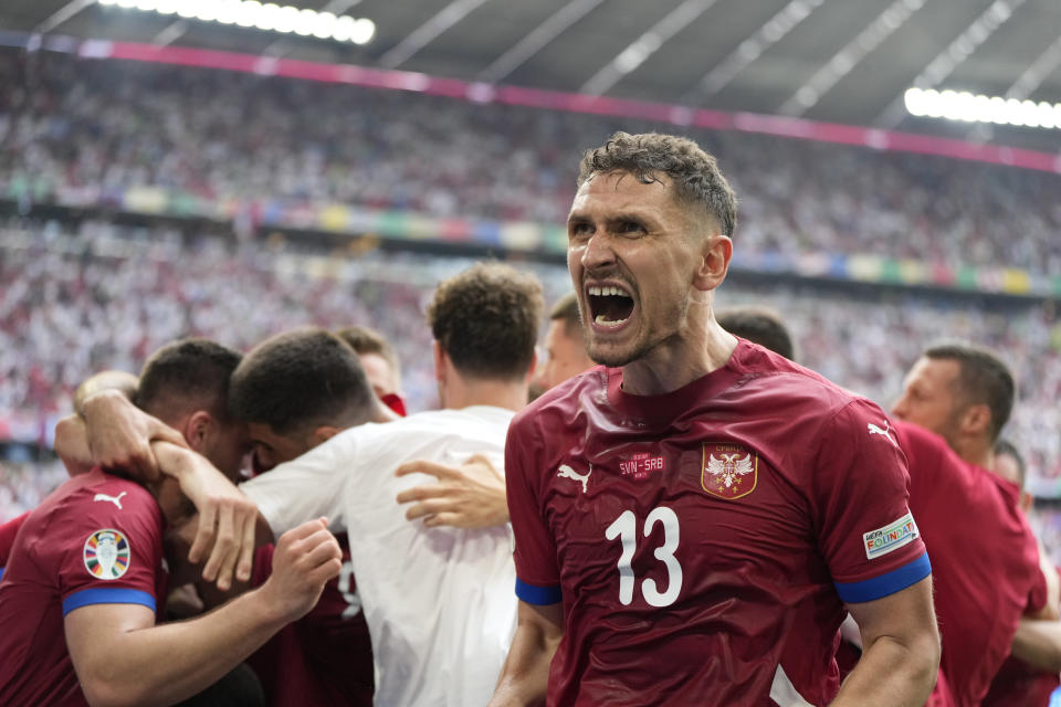 El serbio Milos Veljkovic, a la derecha, celebra con sus compañeros de equipo el primer gol de su equipo contra Eslovenia durante un partido del Grupo C en la Eurocopa 2024 en Múnich, Alemania, el jueves 20 de junio de 2024. (AP Foto/Matthias Schrader)