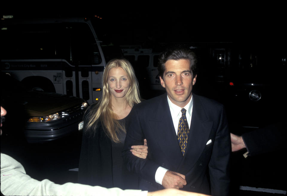 John F Kennedy Jr. y Carolyn Bessette, para muchos la fuente de inspiración del estilo old money (Foto de Ron Galella/Colección Ron Galella vía Getty Images) 