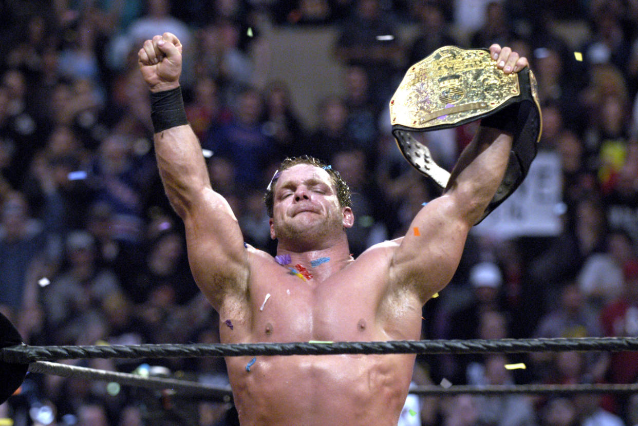 Chris Benoit posa como Campeón Mundial Pesado tras vencer a Triple H y Shawn Michaels en la función de WrestleMania de 2004. (Kevin Mazur/WireImage)