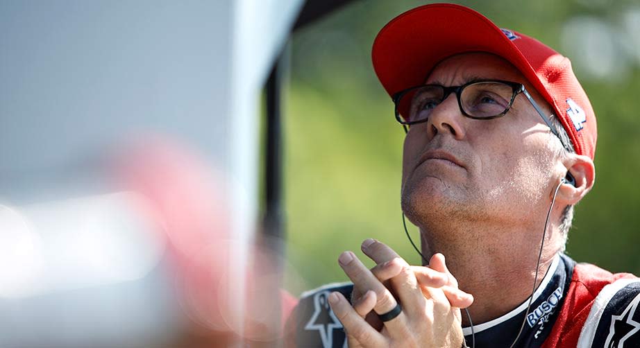 Kevin Harvick revisa los monitores en Road America