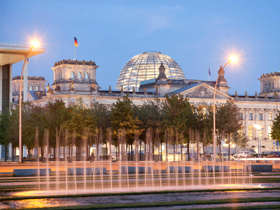 Der Betrag steigt mit der Dauer der Angehörigkeit im Bundestag. Nach 23 Jahren im Parlament kann ein Abgeordneter demnach mit einer Pension in Höhe von 4.800 Euro rechnen. (Bild-Copyright: ddp images)