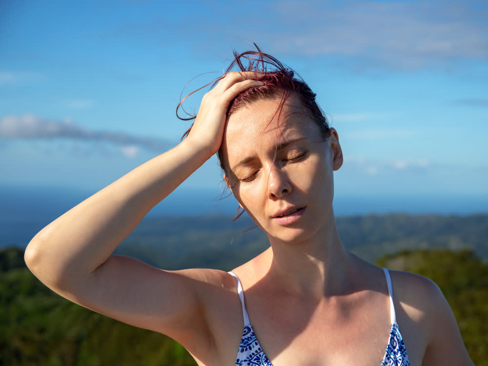 Kopfweh und Müdigkeit sind typische Anzeichen einer Frühjahrsmüdigkeit. (Bild: Davdeka / Shutterstock.com)