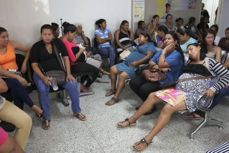 Pregnant women wait for their turn to be attended at a maternity hospital in Maracaibo, Venezuela June 17, 2015. REUTERS/Isaac Urrutia