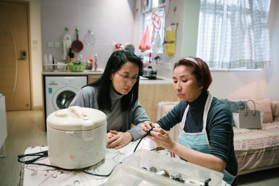 一個女人仔獨自生活，龔慈恩學習修理電器。